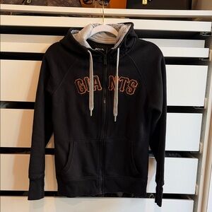 Giants zip up